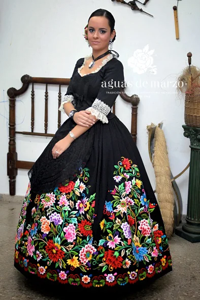 AGUAS DE MARZO Indumentaria valenciana